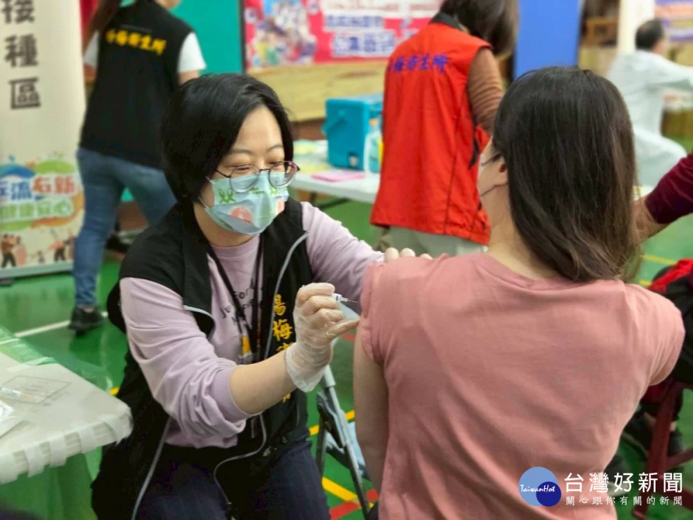 桃園市衛生局籲及早接種流感、新冠疫苗。