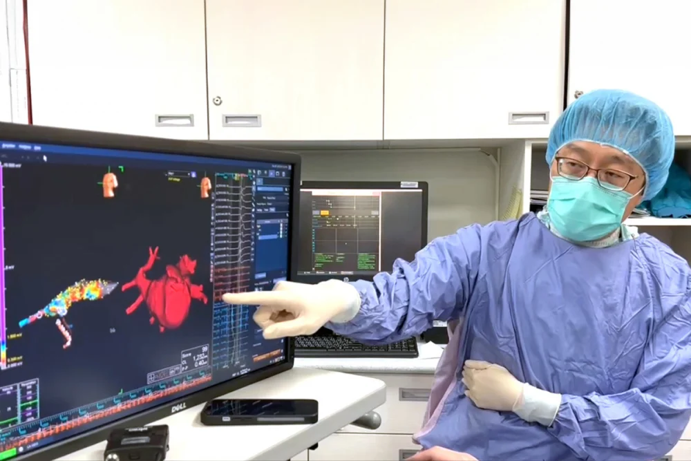 廖英傑主任說明，彰基心臟衰竭團隊提供涵蓋藥物與非藥物治療，並依病情安排心臟電燒、心律調控器及相關植入式治療，為病人量身打造完整照護。圖／彰基醫院提供