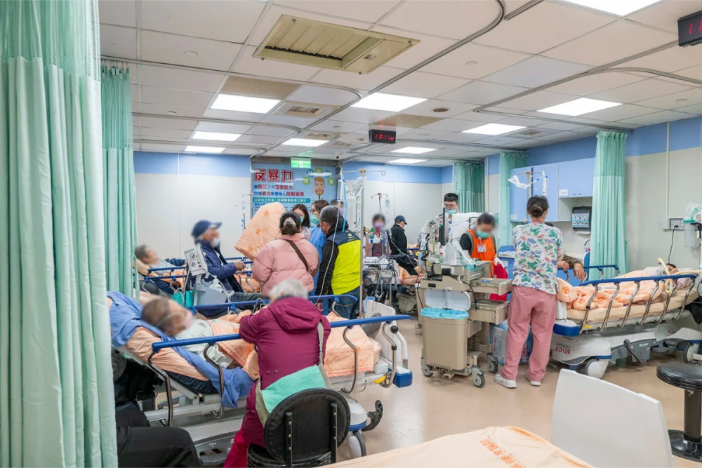 冷氣團來襲，急診病患明顯增加，醫護人員忙碌照護患者。圖／彰基醫院提供