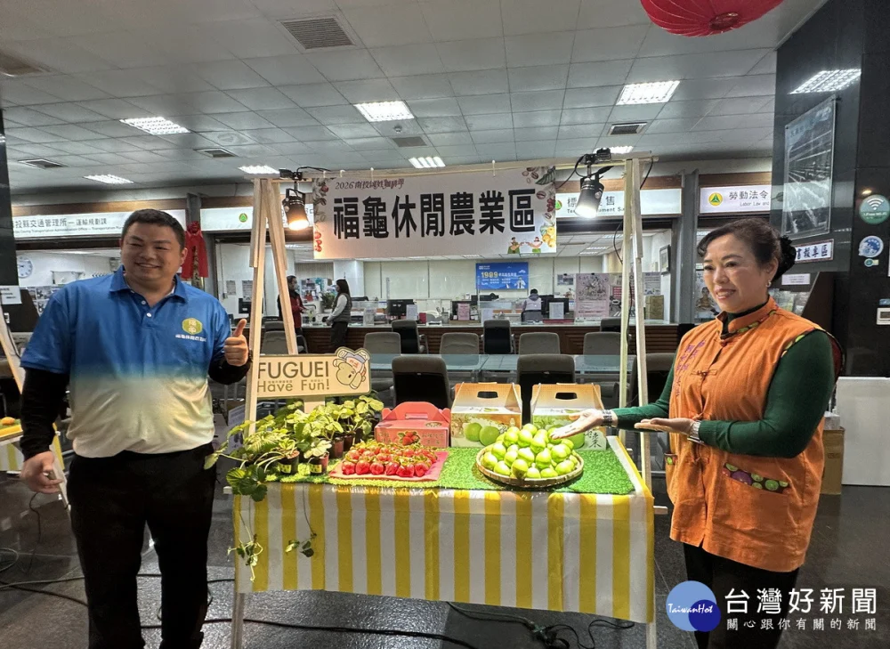 邱鄉長強力推薦草莓蜜棗等好水果。（記者扶小萍攝）
