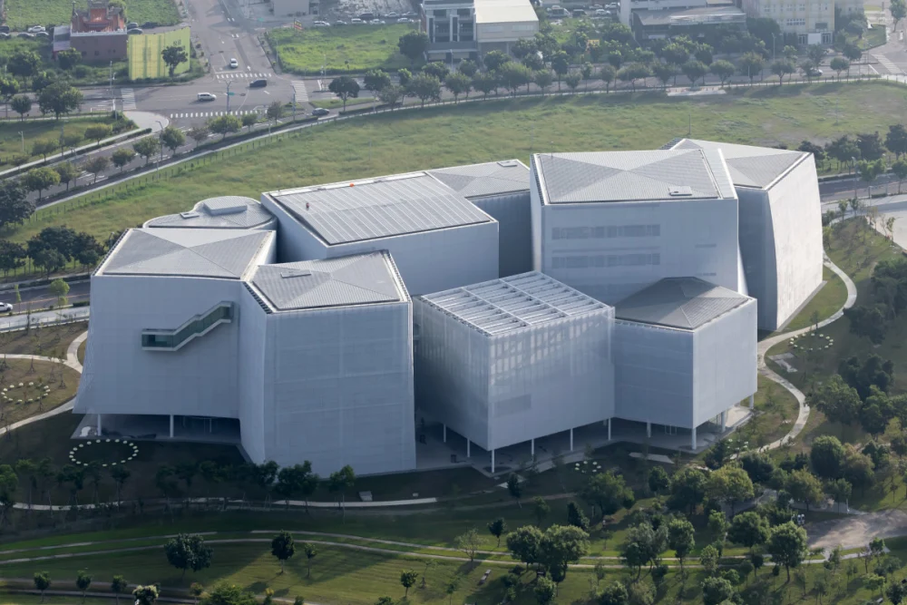 臺中綠美圖建築外觀空景。攝影：Iwan Baan