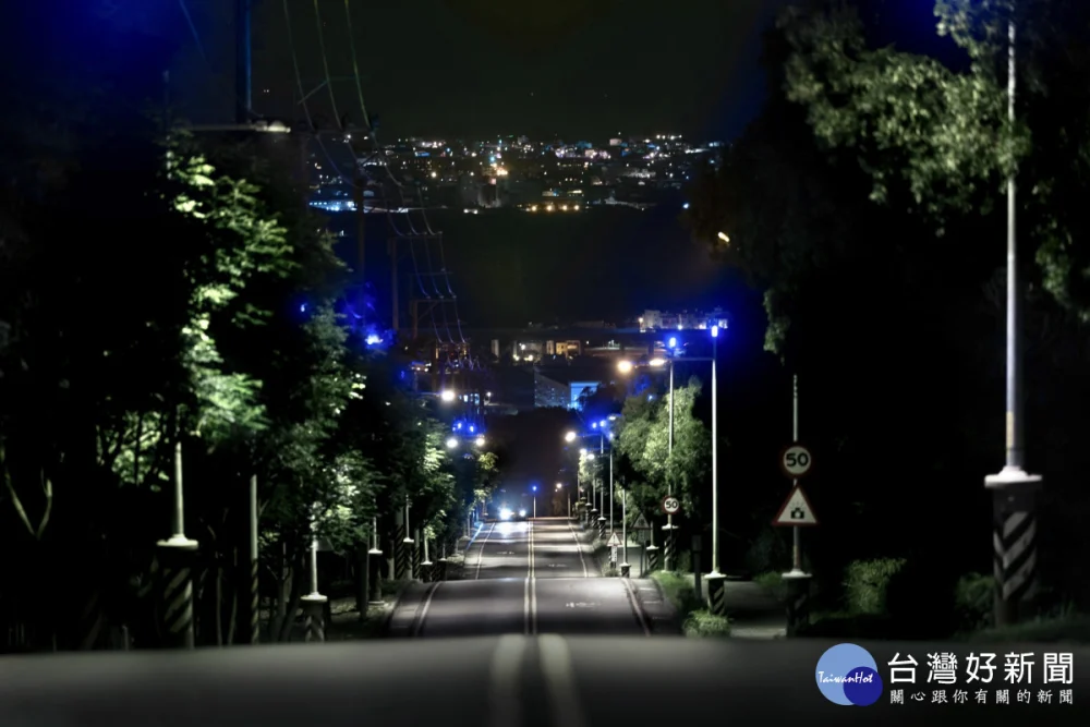 大肚區素有藍色公路之稱的華南路燈改善-以多盞藍色燈飾串連
