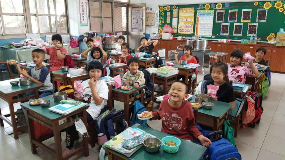 嘉義縣政府今天宣布自115學年度（115年9月）起，全面實施所屬公立高中及國中小學生營養午餐免費政策／嘉義縣府提供
