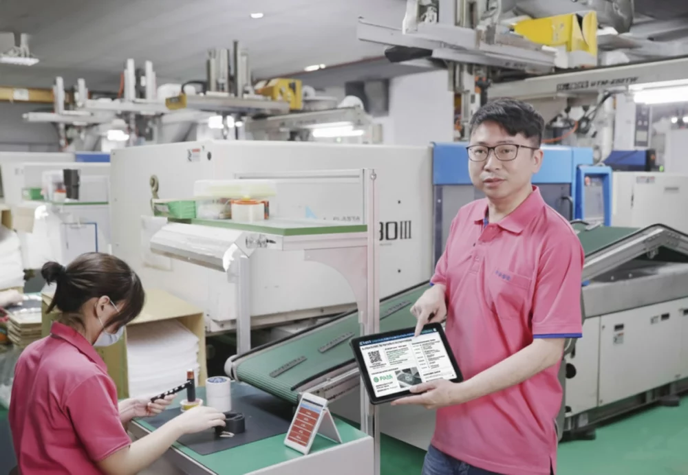 中華塑膠生產現場實景，結合機聯網與智慧管理系統。