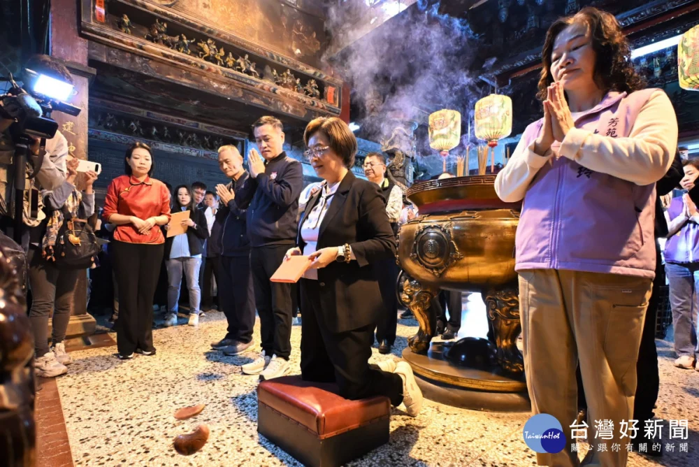 擲筊連出聖筊，2026王功漁火節8/8、8/9熱鬧登場。圖／記者鄧富珍攝