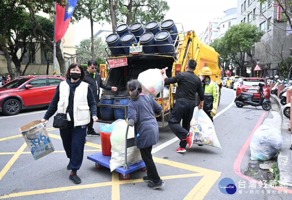 桃園市邀請市民運用盈餘時間整理居家環境，並請將清出之垃圾妥善包紮交付循線垃圾車。