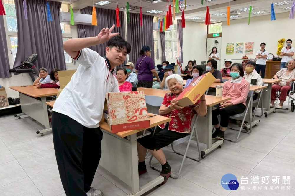 業者到長照據點向高齡者說明市府包租代管政策。