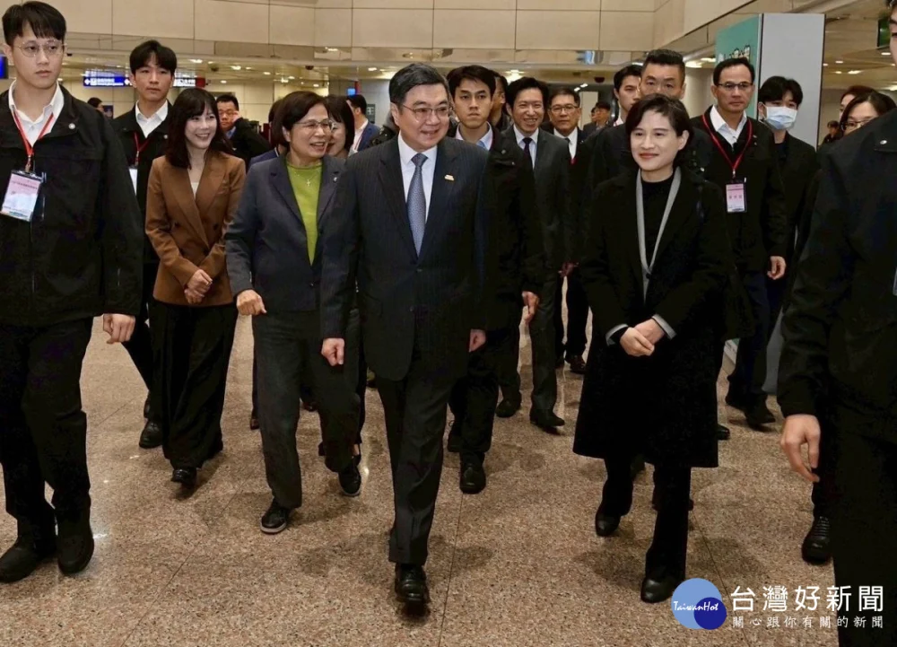 行政院長卓榮泰赴桃園機場迎接鄭麗君副院長一行 凱旋歸國。