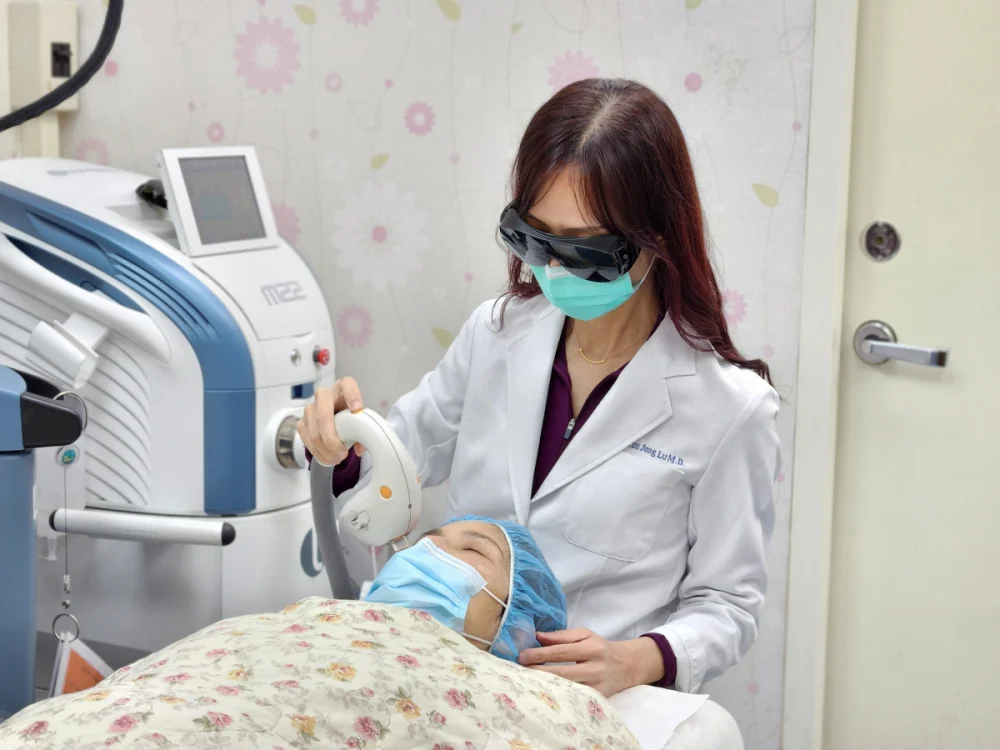 脈衝光治療是利用溫和的光能照射眼瞼周圍，幫助改善眼部長期發炎的狀況，讓原本阻塞的油脂分泌逐漸變得順暢，進而提升眼睛表面油脂層的穩定度，減少淚水層蒸發，有助改善眼瞼痙攣。