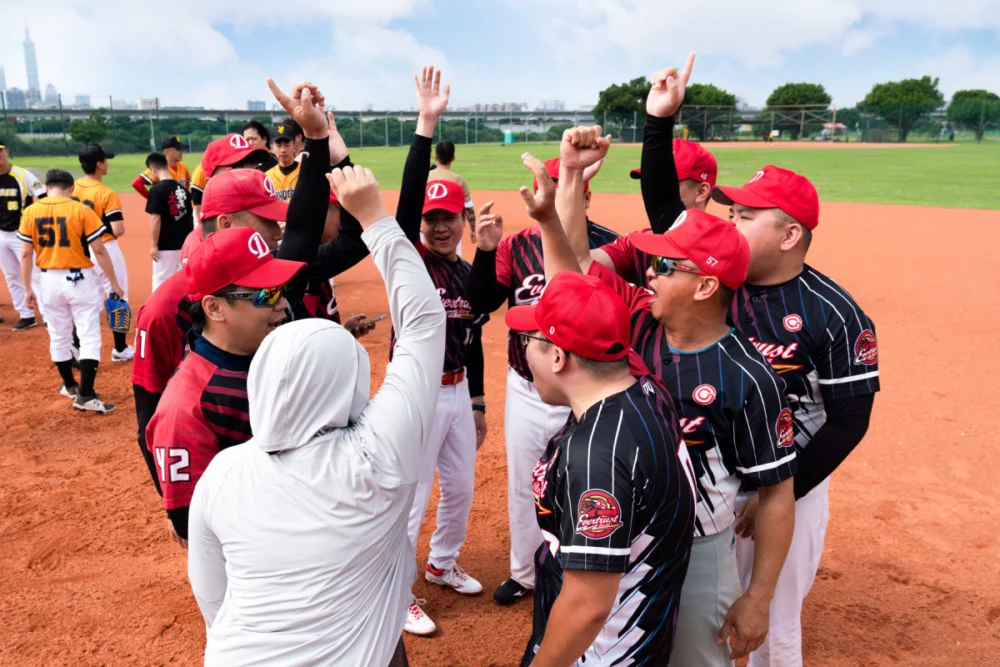 永慶房屋每年舉辦籃球、羽球及壘球三大運動賽事，鼓勵員工培養運動好習慣。
