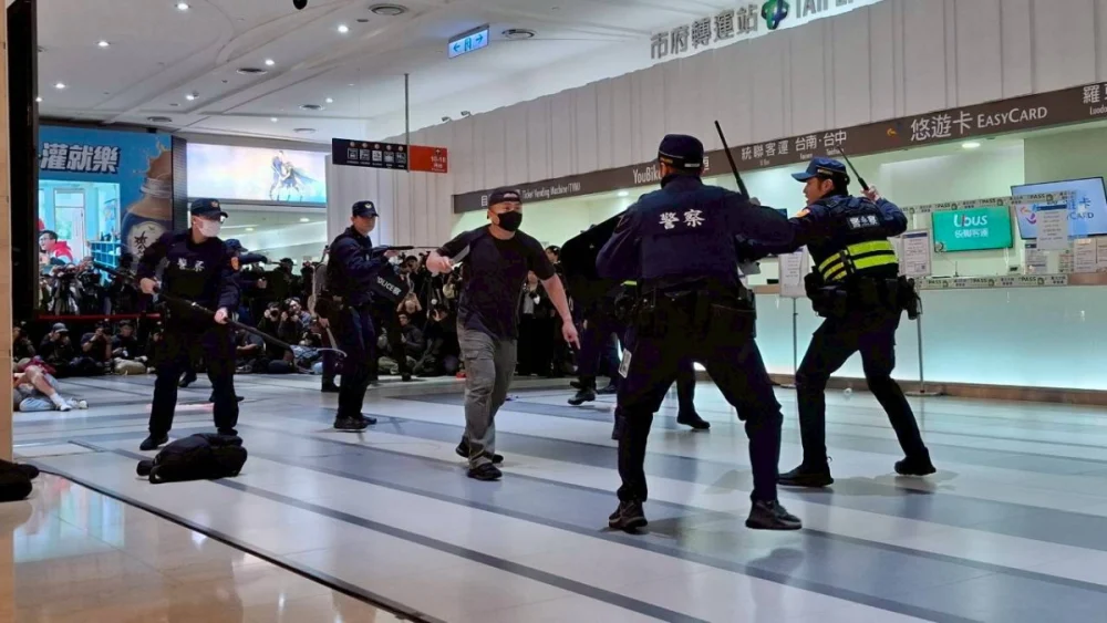 為強化緊急應變能力，台北捷運公司與台北市府警消等相關單位，於去（2025）12月26日，在北捷市政府站及市府轉運站舉行高強度無差別攻擊危安演練。（圖／台北大眾捷運股份有限公司提供）