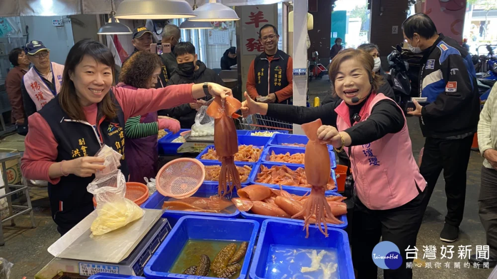 楊瓊瓔對市場內的蔬果魚肉如數家珍。