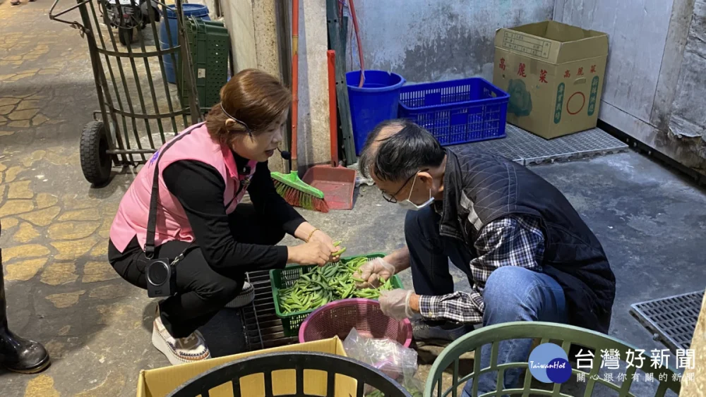 楊瓊瓔掃街台中果菜批發市場、建國市場　端政績牌迎戰市長初選
