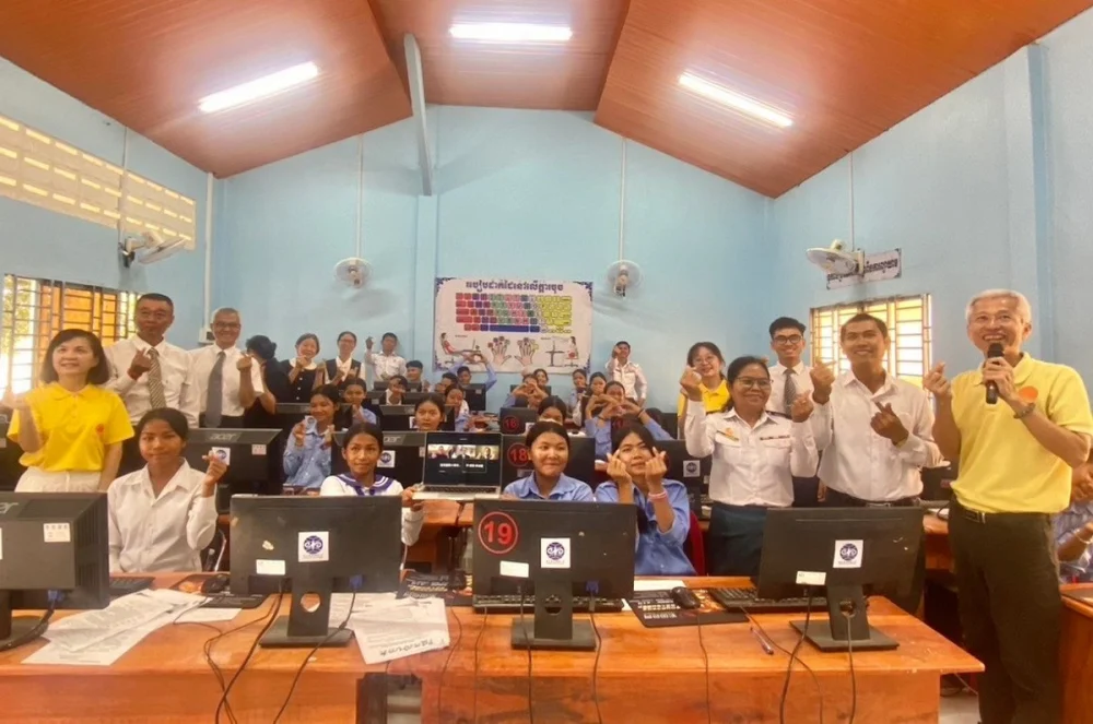 暨大捐贈至柬埔寨 Hun Sen Phnom Sruoch High School電腦教室啟用儀式，於1月17日上午（柬埔寨時間）舉行。（暨大提供）