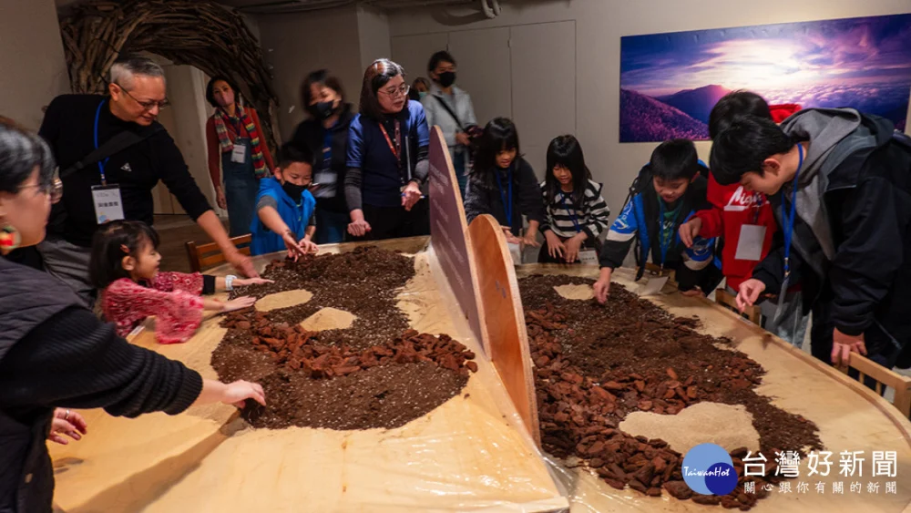 「大地創造所」展區，透過泥土與自然素材的捏塑，貴賓與孩子都玩得很開心