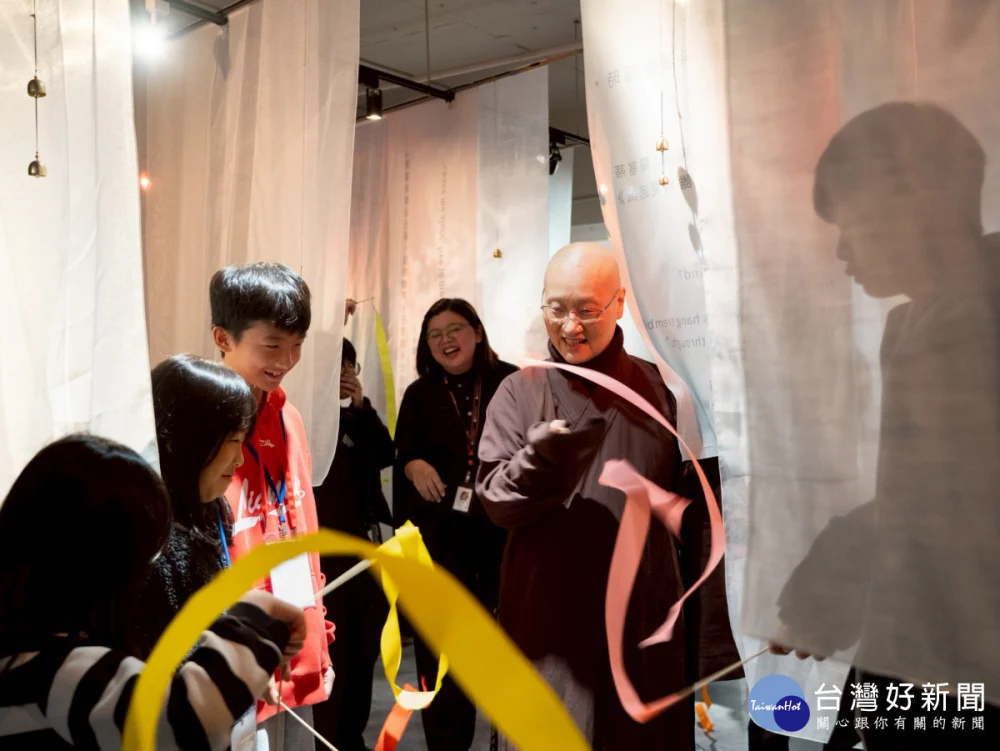 利用手持色版與透色片，體悟到觀看世界的方式取決於內心的光