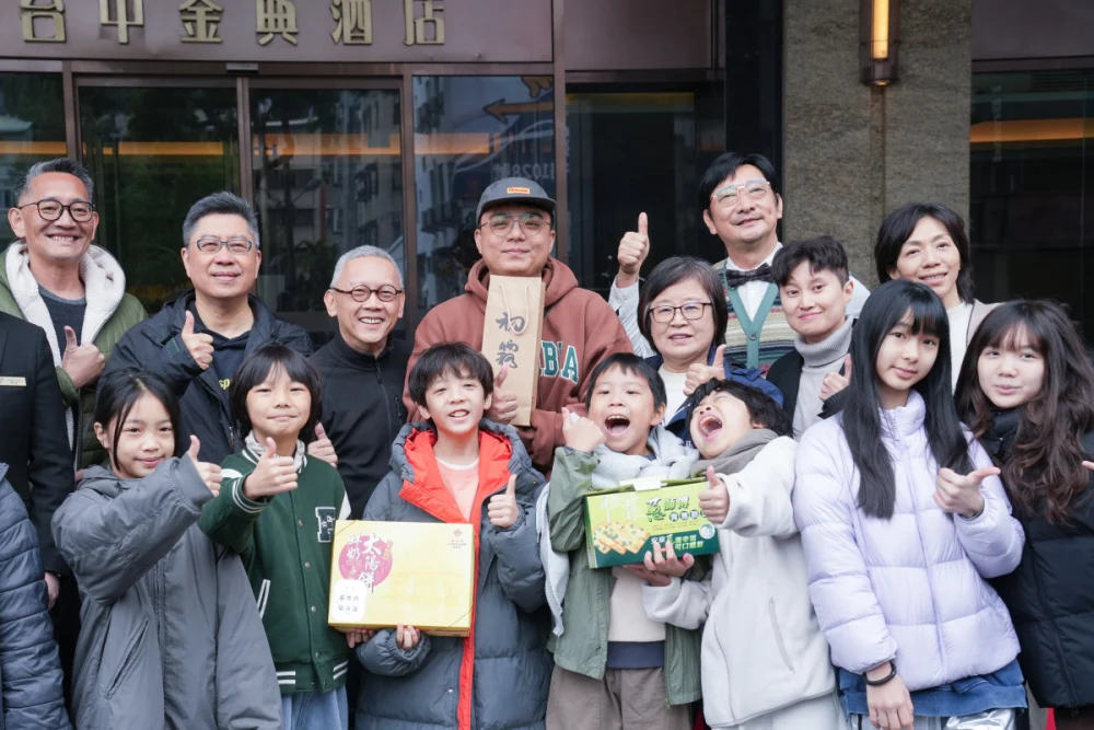 市府致贈霧峰農會初霧吟釀、大安蔥餅及太陽餅作為開鏡禮品