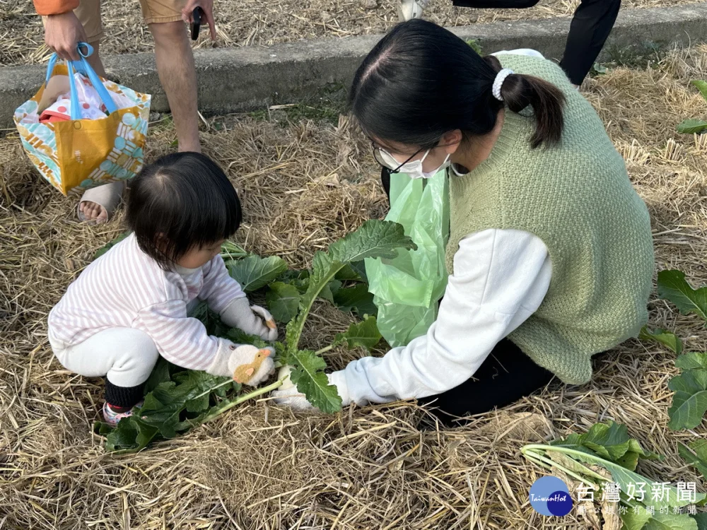 親子同參與更增樂趣。（記者扶小萍攝）