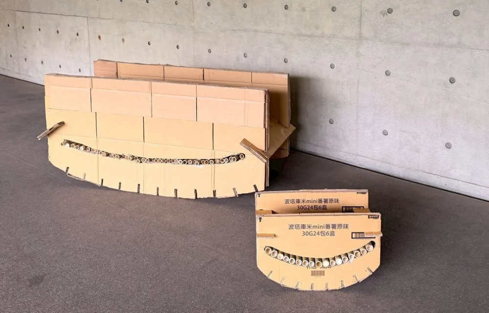 宋詩媛同學作品《弧・捕風》，以紙箱與竹材構成弧形層次結構，引導氣流流動，大小尺度分別供成人與孩童或寵物使用