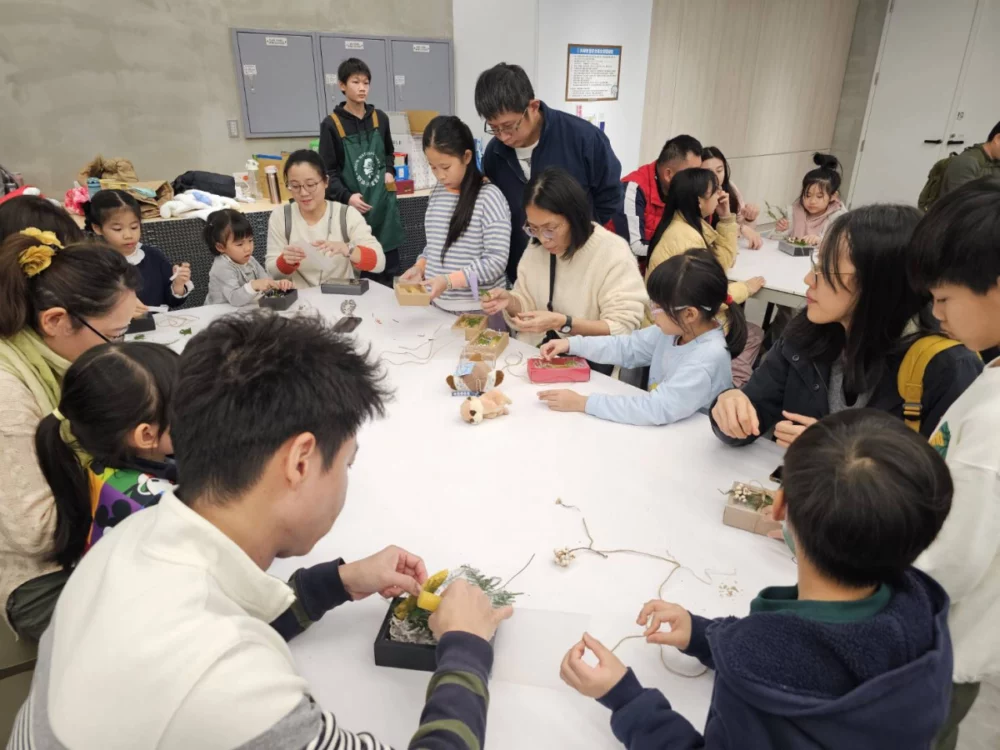 大小朋友透過動手做蜂蠟產品，透過濕地產物了解濕地價值，過程中充滿樂趣。