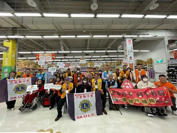 弘道基金會攜手企業社團 陪伴弱勢長輩辦年貨