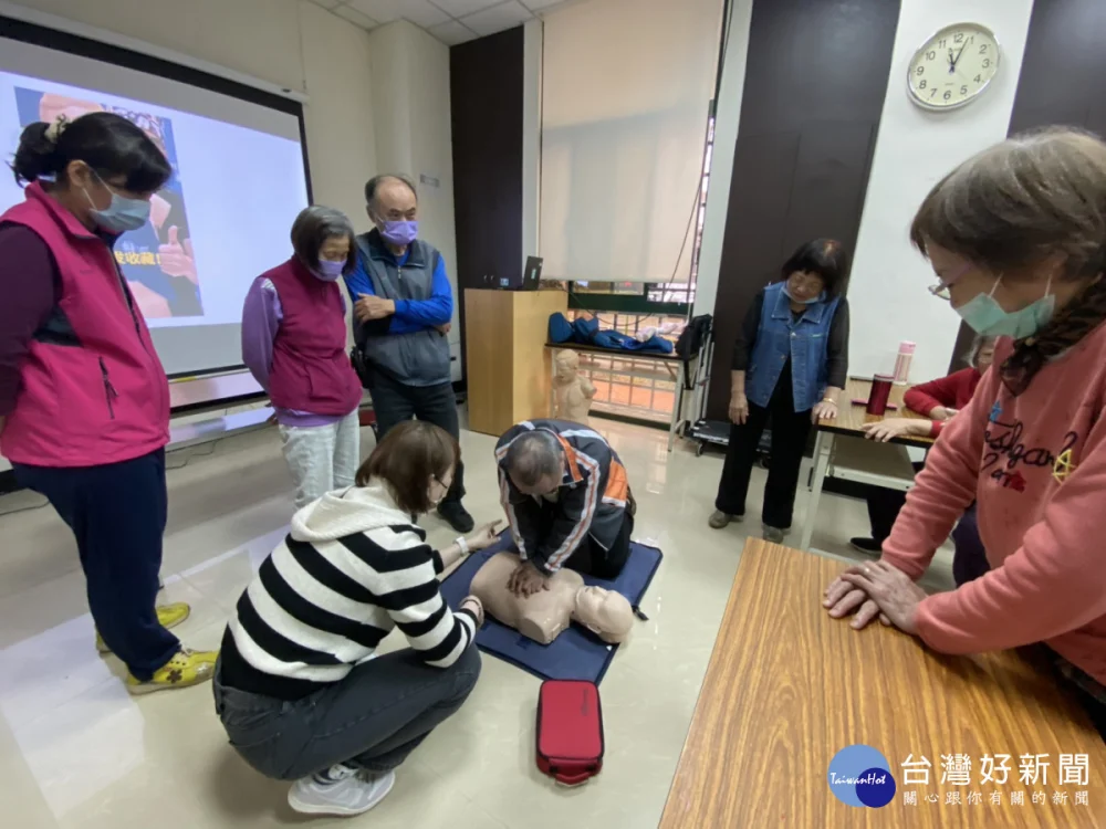 民眾實際演練心肺復甦術（CPR）及正確使用自動體外除顫器（AED），強化緊急救護能力