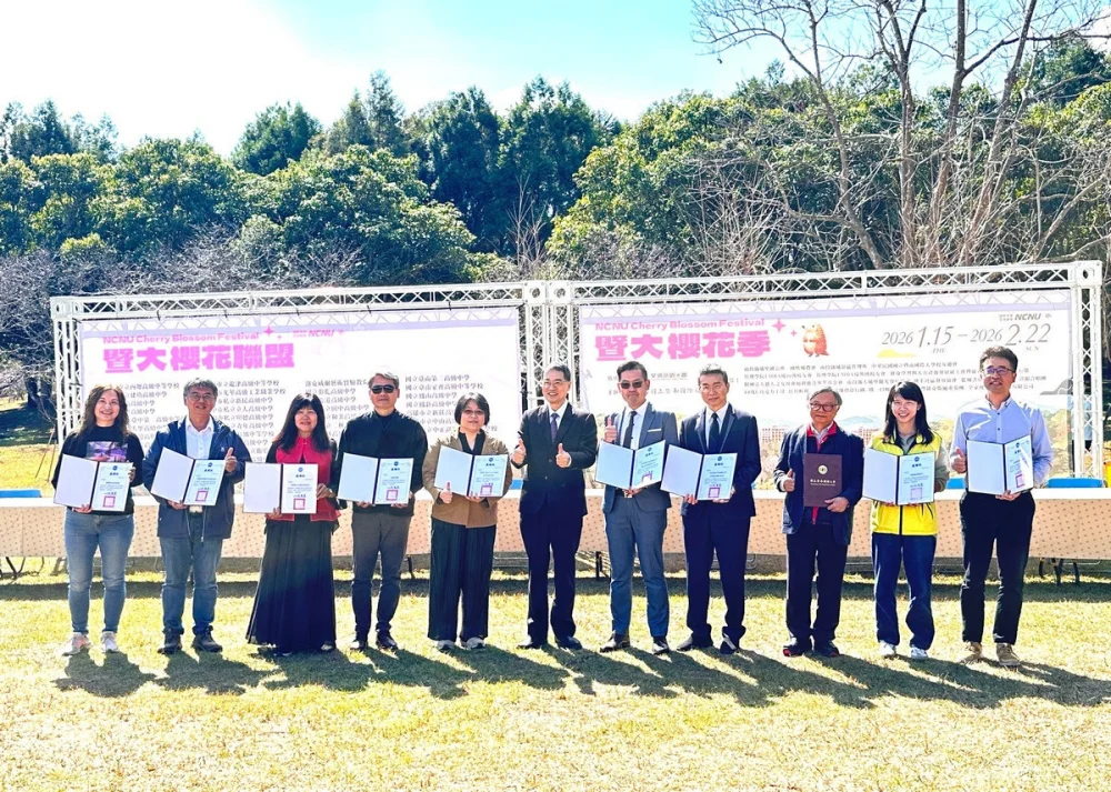 2026櫻花季賞櫻活動獲暨大校友群、在地店家與表演團體的協辦支持，暨大校長武東星(中)表示致謝。（暨大提供）
