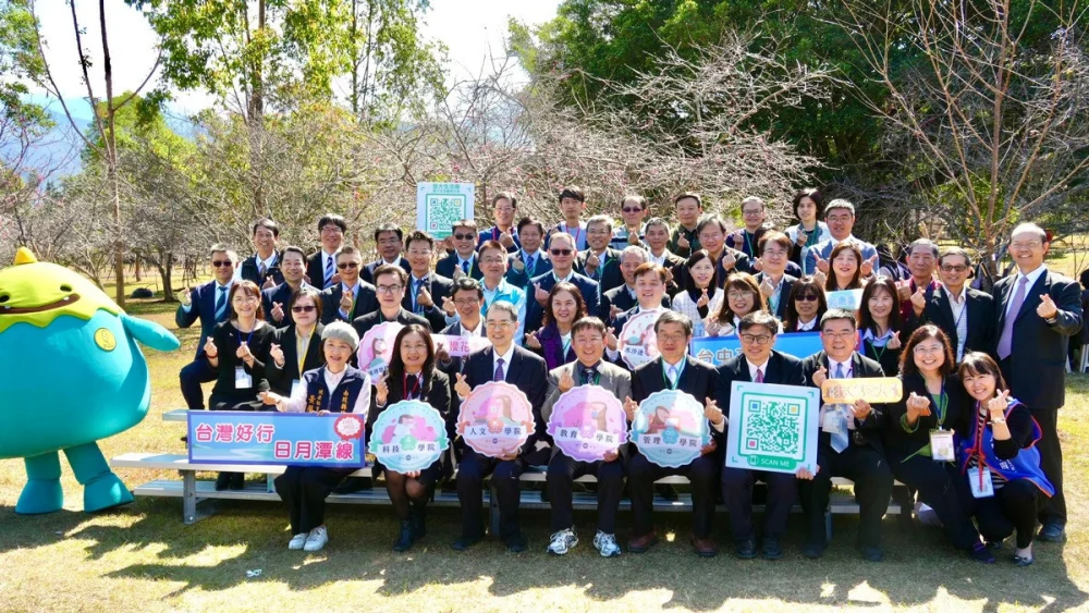 透過「合作共贏、資源共享」的理念，暨大與全國37所高中校長在滿園櫻花的見證下，共同簽署「櫻花樹下的盟約」。（暨大提供）