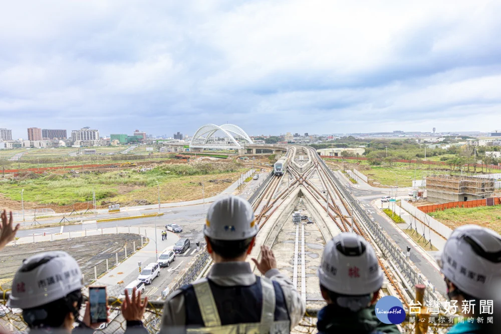 桃園市長張善政視察桃捷綠線北段主線動態測試，觀看綠捷穿過坑口站前地標蝴蝶橋。