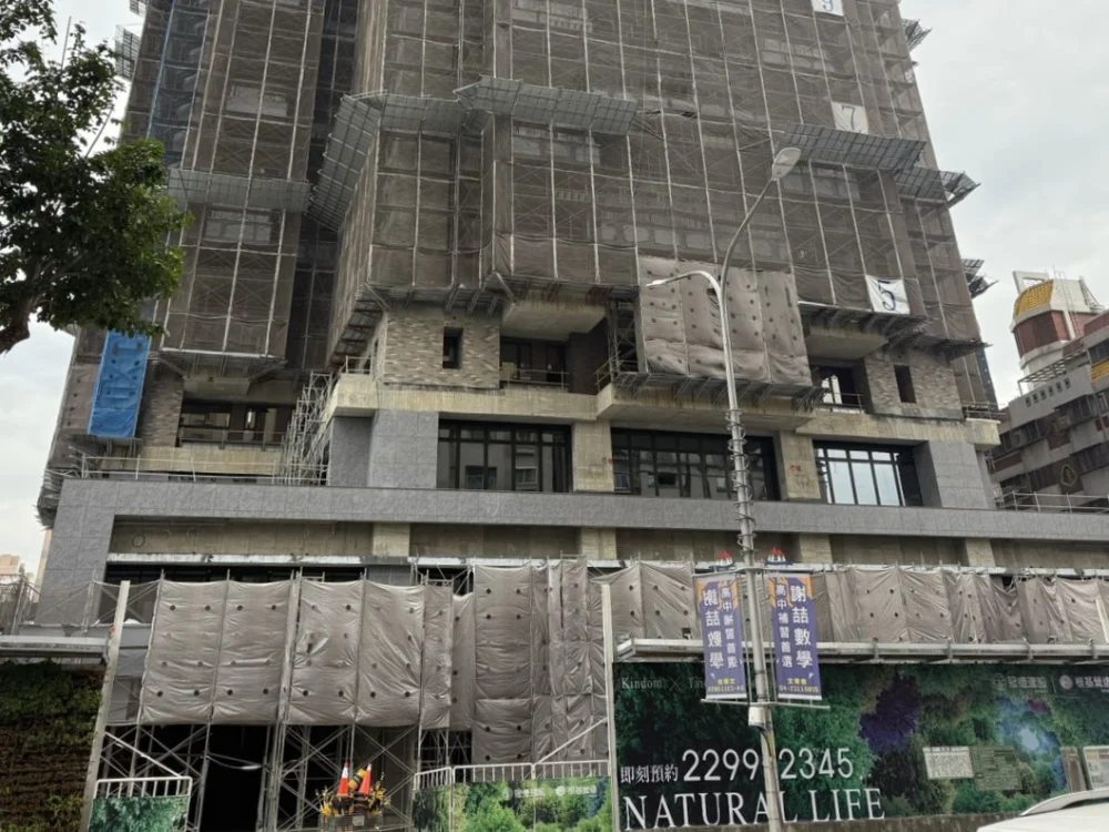 今年第一季進場的「冠德崇德綻」採先建後售模式，規劃為地上24層的黃金級綠建築。