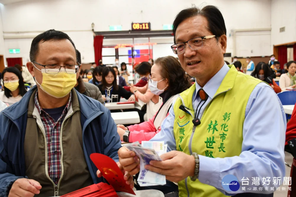 林世賢市長協助點鈔。圖／彰化市公所提供