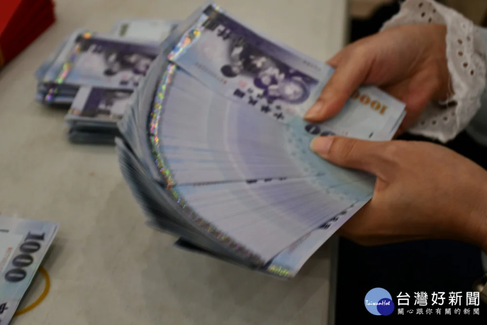 有點鈔經驗的工作人員熟練地點鈔。圖／彰化市公所提供