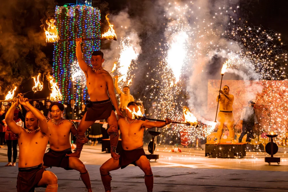 滿載原住民族歌舞力量感的「火焰歌舞祭典」，帶領遊客進入一場跨越日月的感官盛宴。（九族提供）
