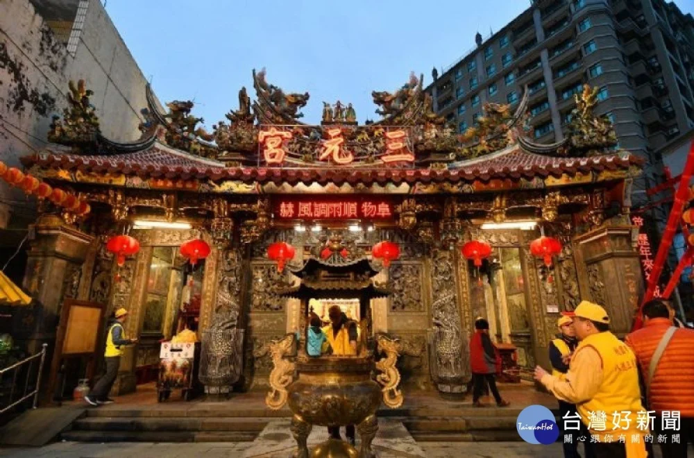 「立筊」奇蹟接二連三 八德三元宮再現罕見圓弓形立筊神蹟