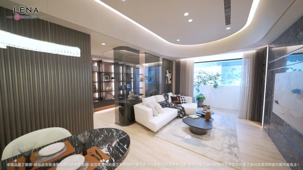 圖／「佳泰琢閱」38坪3房樣品屋。客廳面寬3.5米，梁柱外推，地板全採太格木；雙衛浴開窗，主臥配雙排櫃空間，舒適又實用。（翻攝自YT土地婆麗娜）