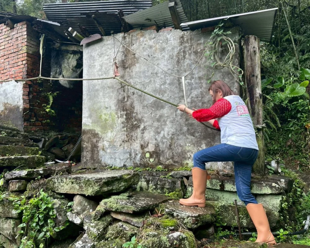 圖／新北市議員陳乃瑜媒合愛心企業「𧙗鼎工程」，並攜手新北市坪林區公所，深入坪林山區，親自將愛心年菜送到獨居及弱勢長輩家中。（新北市議員陳乃瑜服務處提供）