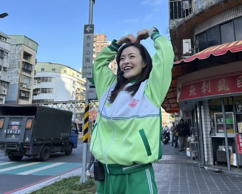 圖／小學的閨蜜在得知陳岱吟投入新莊區的議員選戰後，特地送上一套當年的運動服，提醒她不忘初心。（陳岱吟提供）