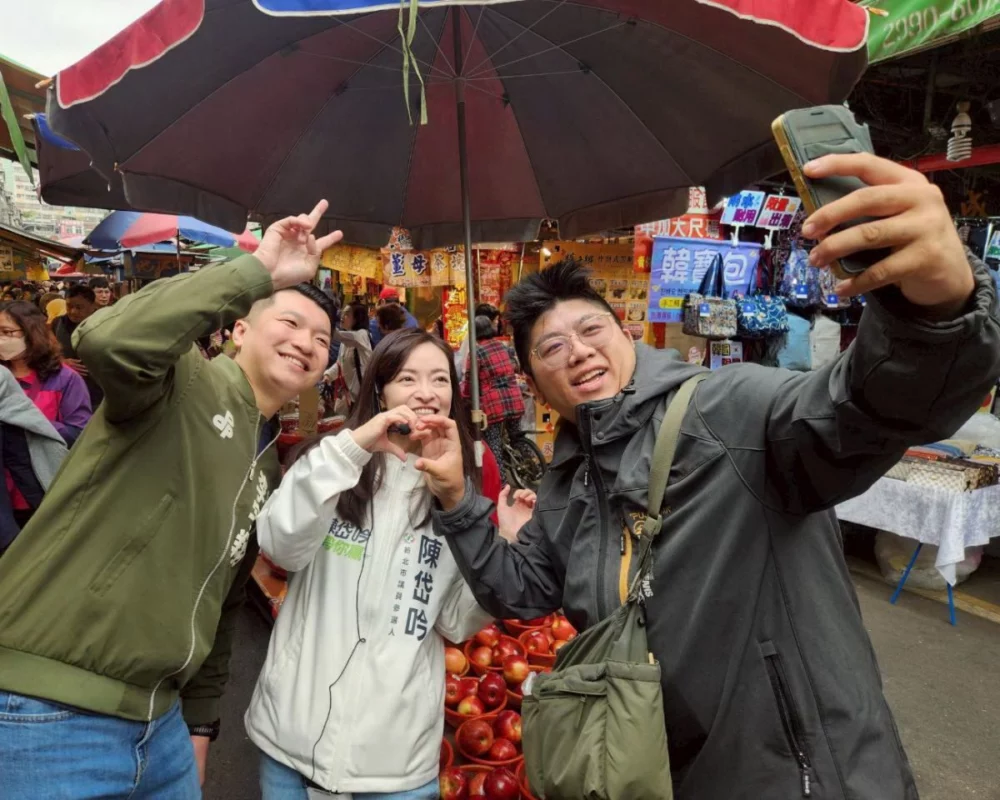 圖／同為幕僚出身的新北市議員李宇翔，陪陳岱吟到新莊宏泰市場與大家打招呼。（陳岱吟提供）