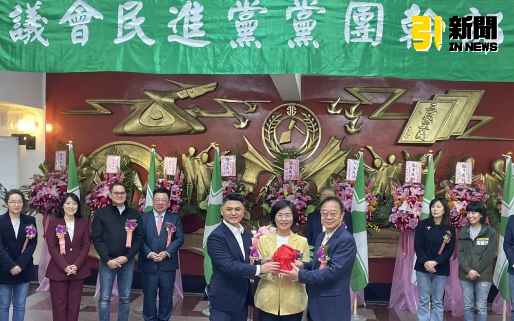 圖／新北市議會民進黨團今（5）日舉辦第四屆第四任黨團總召暨幹部交接，由卸任總召廖宜琨將印信交給新任總召陳永福。（記者陳志仁攝，2026.02.05）