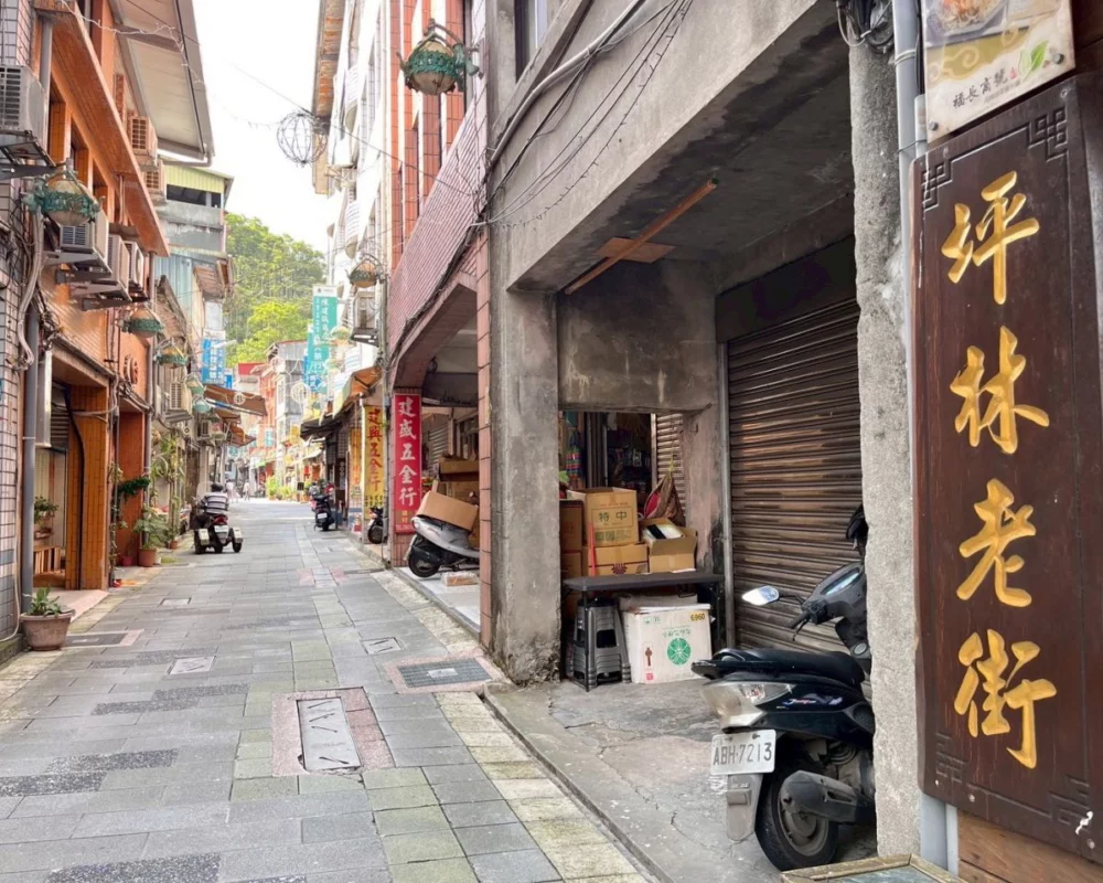 圖／漫步坪林老街，欣賞小鎮風光與在地茶文化，並走讀古道歷史，感受濃厚人文風情。（新北市政府觀光旅遊局提供）