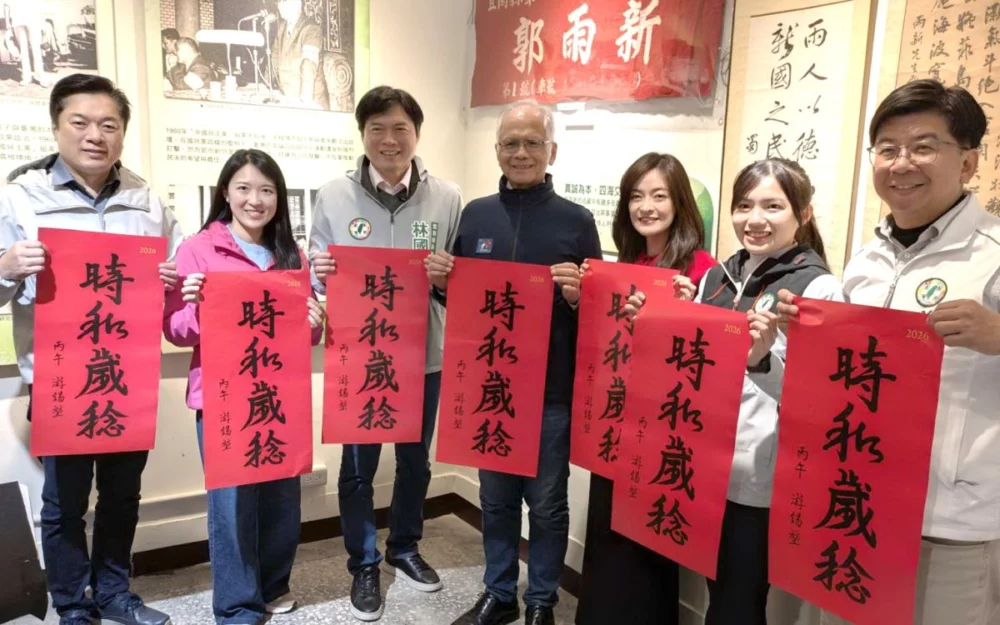 圖／參選新北市（新莊區）議員陳岱吟（右三）強調，游錫堃是她 的政治啟蒙長官，此次參選就是希望實踐與延續水牛精神。（陳岱吟提供）