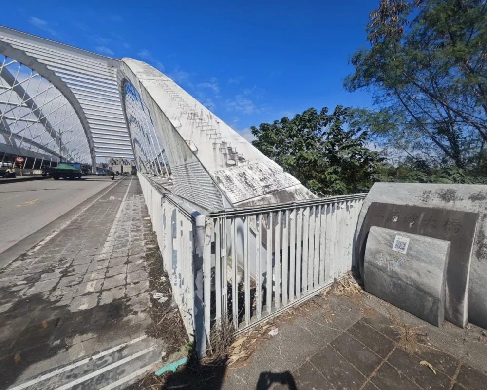 圖／居民批評三角湧大橋髒污無人管理，一旁的三角湧大橋、新北市政府石雕字樣也脫漆相當難看。（吳昇翰辦公室提供）