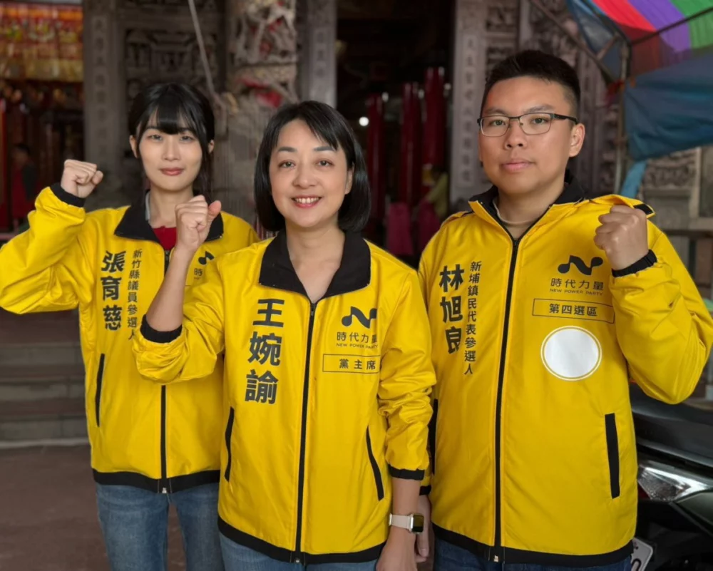 圖／時代力量黨主席王婉諭今（14）日陪同黨內新竹縣第二選區竹北東區縣議員擬參選人張育慈，及新埔鎮鎮民代表擬參選人林旭良向鄉親拜年。（時代力量提供）