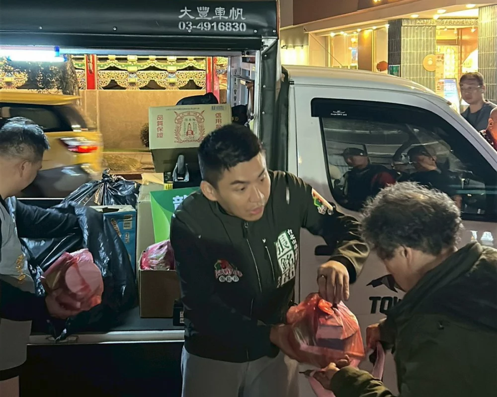 寒夜送暖助街友 「台派戰鬥雞」張銘祐籲制度化關懷