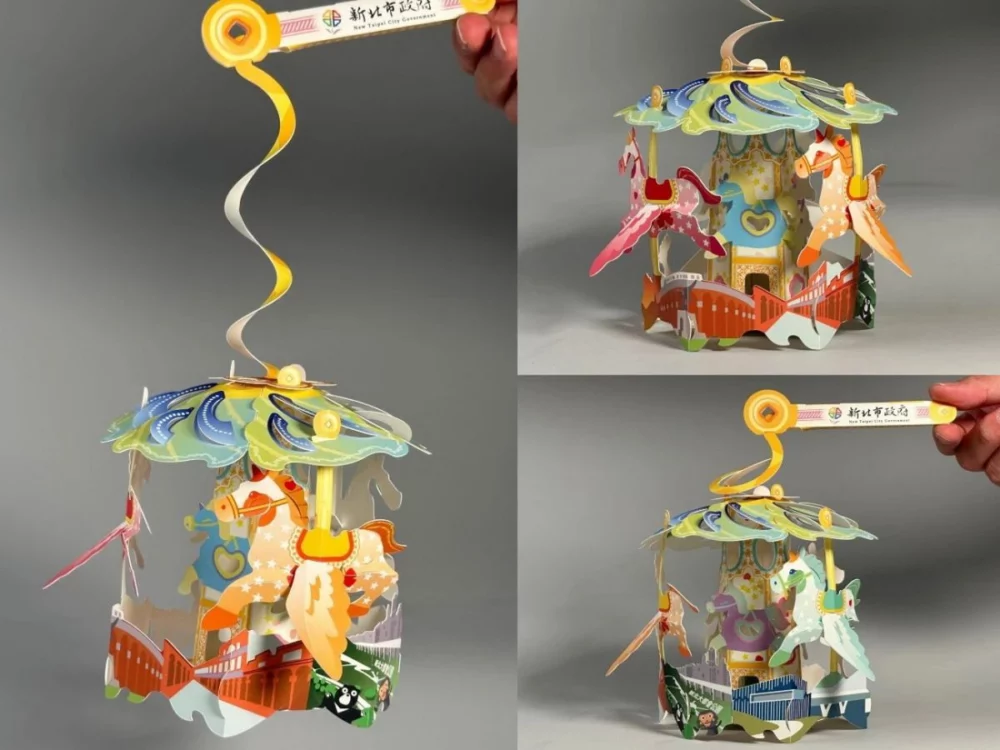 圖／今年提燈普通版的「Horses好事轉來」為旋轉木馬造型，甩動時會旋轉發光，上方水波紋象徵「聚水成財」。（新北市政府民政局提供）