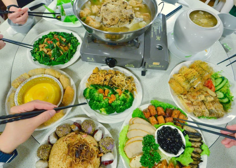 圖/年節料理豐盛美味,但暗藏許多「隱形地雷」,民眾應多吃蔬菜與原型食物,少吃高鈉補湯、加工肉品,健康迎接新年。(台北慈濟醫院提供)