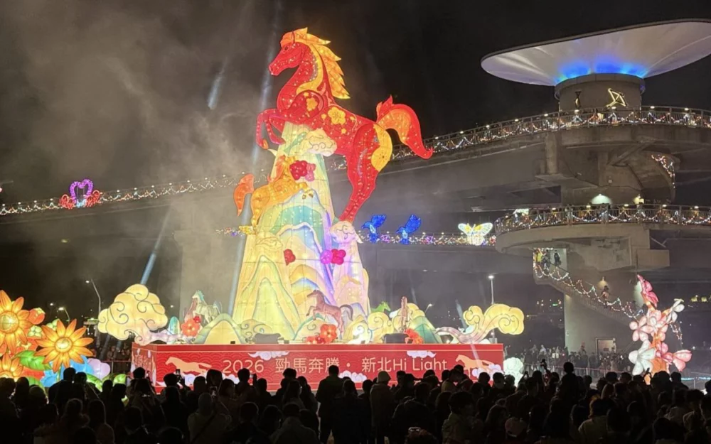 新北燈會點亮15米高紅寶馬主燈 3天150萬人朝聖