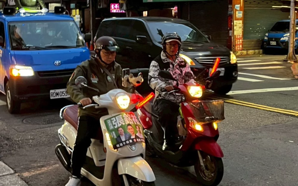 圖/「台派戰鬥雞」的張銘祐,近日展開密集車隊掃街與基層拜訪的行程,支持者主動到服務處報名加入車隊。(張銘祐提供)