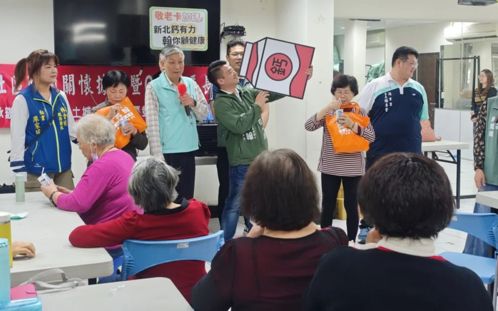 圖/吳昇翰也親自發放保久乳,盼協助長輩補充鈣質、降低骨質疏鬆風險。(吳昇翰提供)