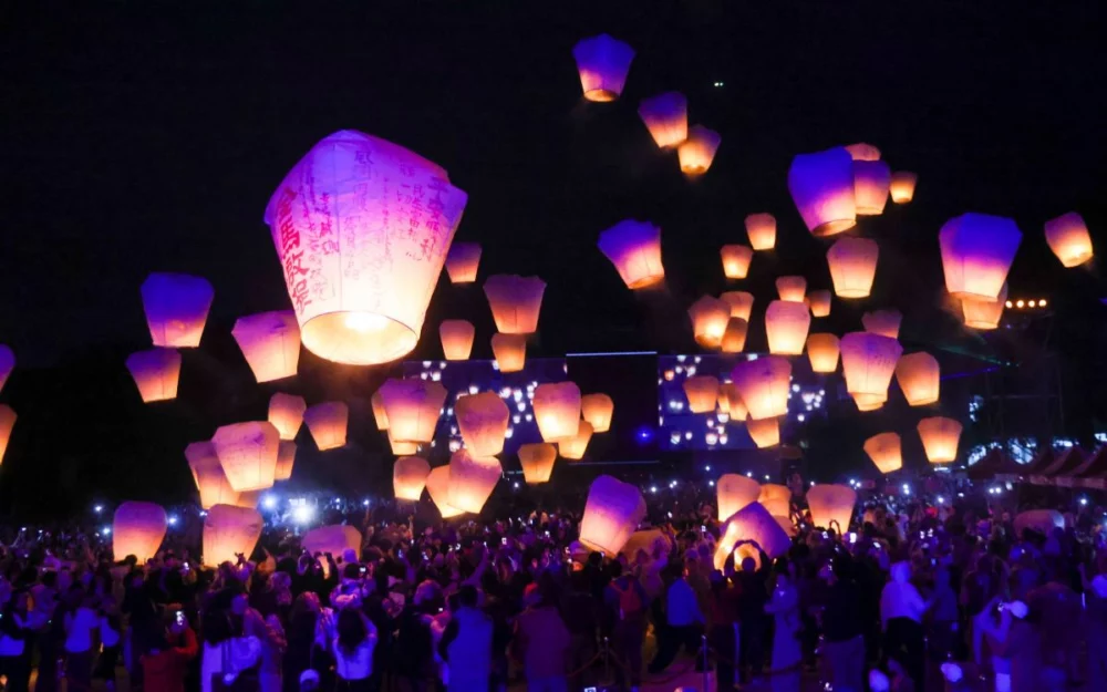 圖／百盞天燈緩緩升空，溫暖光芒與絢麗光雕交織，點亮平溪山城夜空。（新北市政府新聞局提供）